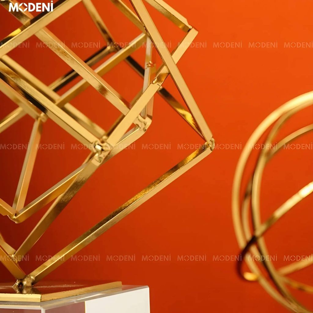 Tượng Trang Trí Nghệ Thuật Archie Decor Hiện Đại Sang Trọng – Khối Lập Phương Mạ Vàng – Đế Pha Lê Cao Cấp