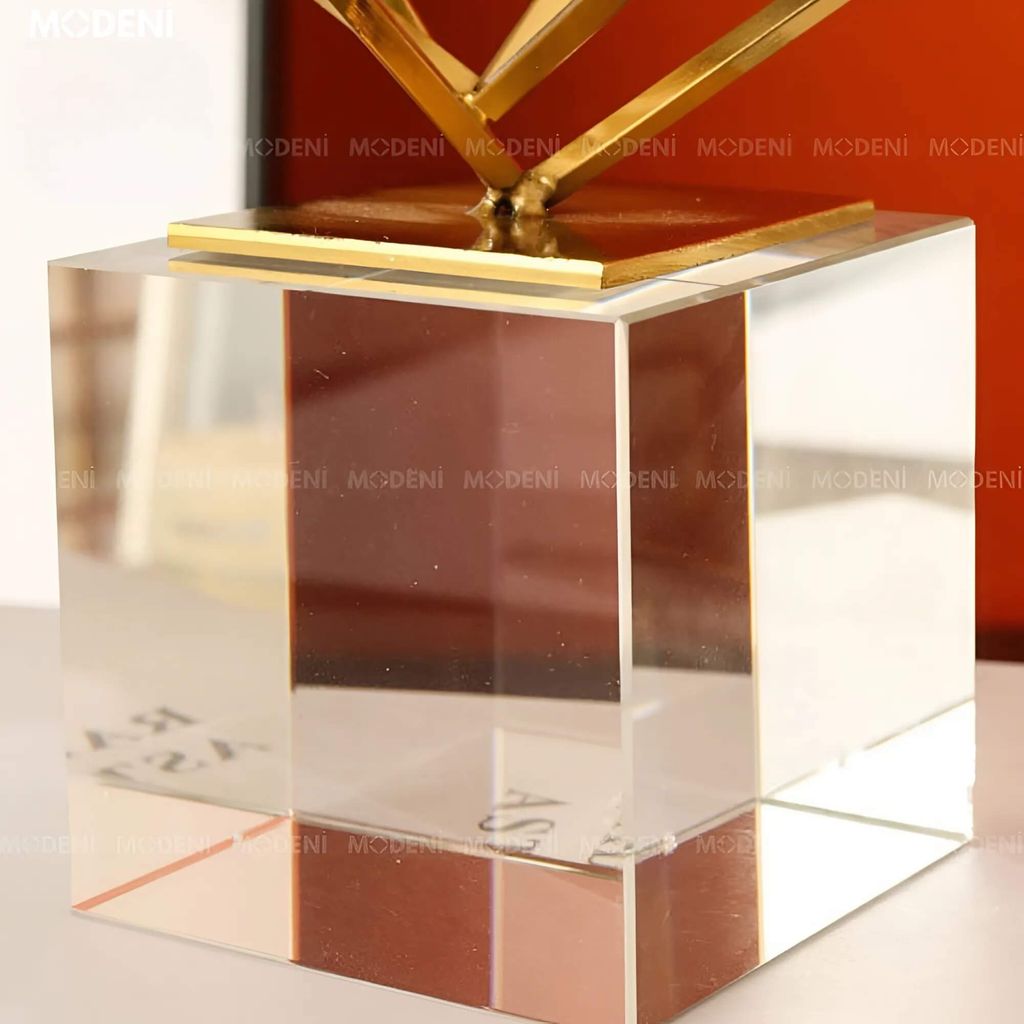 Tượng Trang Trí Nghệ Thuật Archie Decor Hiện Đại Sang Trọng – Khối Lập Phương Mạ Vàng – Đế Pha Lê Cao Cấp