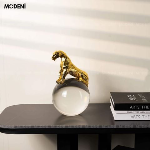  Tượng Con Báo Cyra Gold Ôm Quả Cầu – Biểu Tượng Sức Mạnh Sang Trọng Cho Bàn Làm Việc & Kệ Tủ 