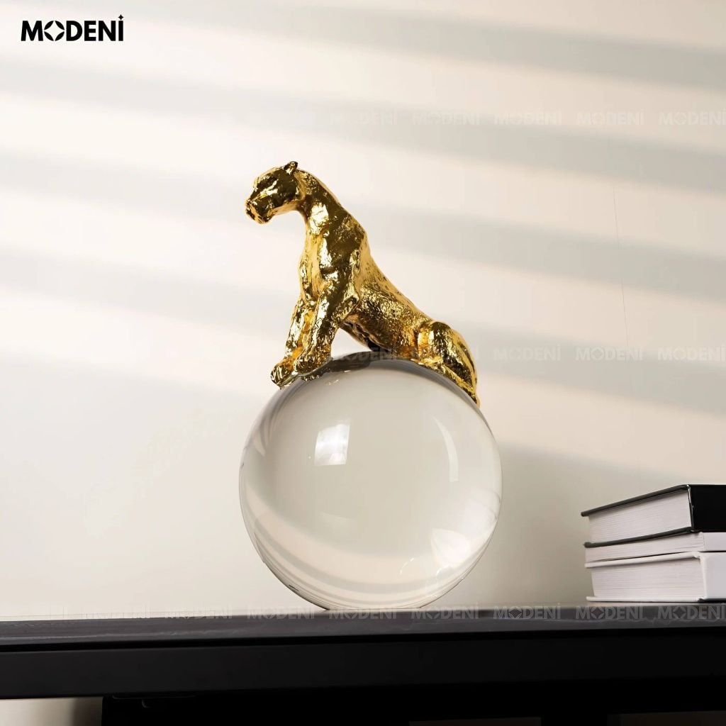 Tượng Con Báo Cyra Gold Ôm Quả Cầu – Biểu Tượng Sức Mạnh Sang Trọng Cho Bàn Làm Việc & Kệ Tủ