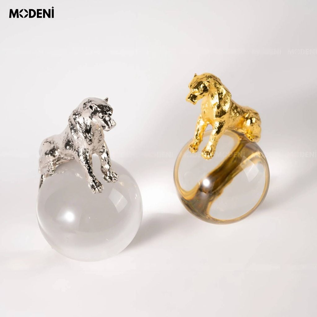 Tượng Con Báo Cyra Gold Ôm Quả Cầu – Biểu Tượng Sức Mạnh Sang Trọng Cho Bàn Làm Việc & Kệ Tủ