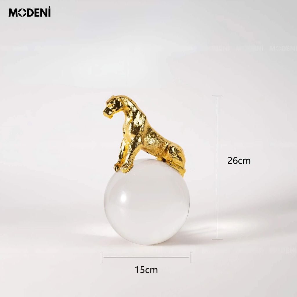 Tượng Con Báo Cyra Gold Ôm Quả Cầu – Biểu Tượng Sức Mạnh Sang Trọng Cho Bàn Làm Việc & Kệ Tủ