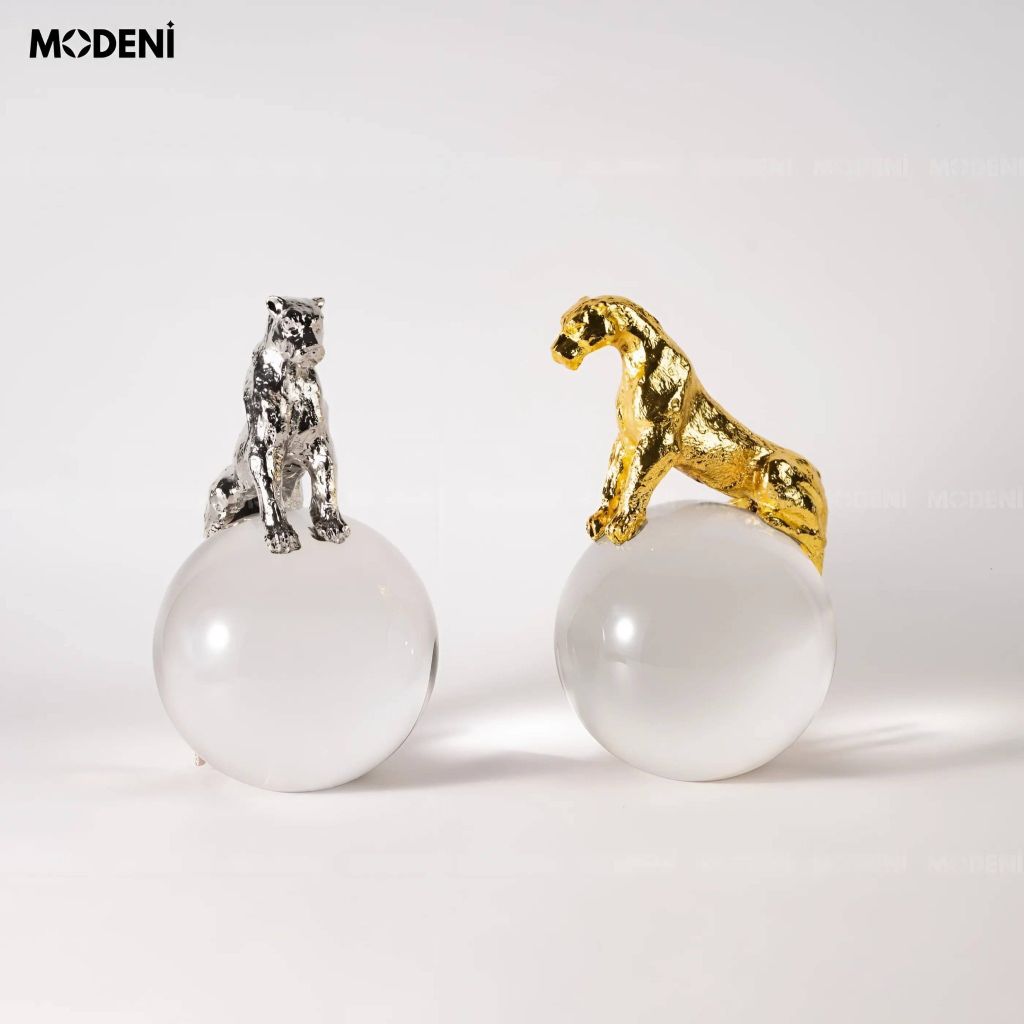 Tượng Trang Trí Cyra Silver – Tượng Báo Ôm Quả Cầu Pha Lê – Thiết Kế Mạ Bạc Nghệ Thuật, Decor Hiện Đại Cho Không Gian Sang Trọng