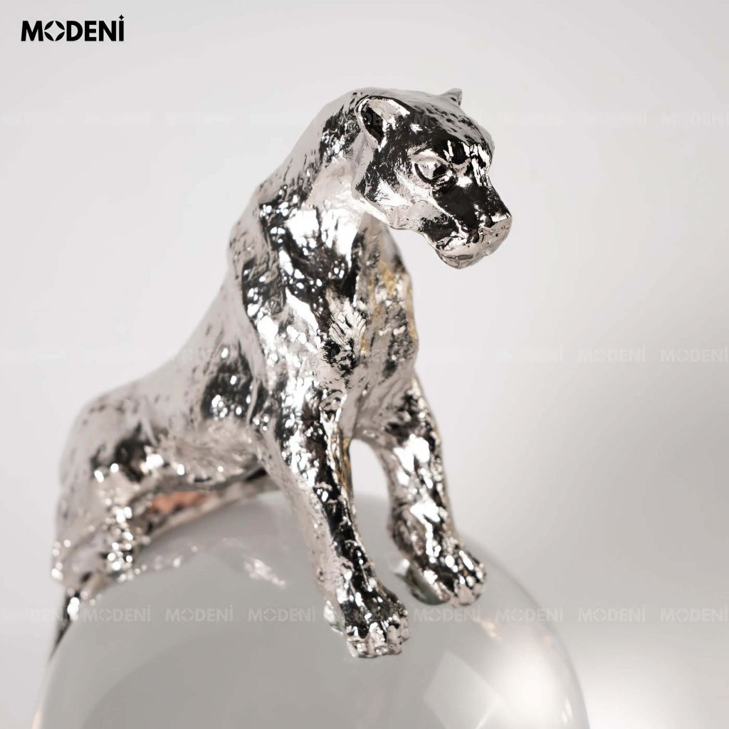 Tượng Trang Trí Cyra Silver – Tượng Báo Ôm Quả Cầu Pha Lê – Thiết Kế Mạ Bạc Nghệ Thuật, Decor Hiện Đại Cho Không Gian Sang Trọng