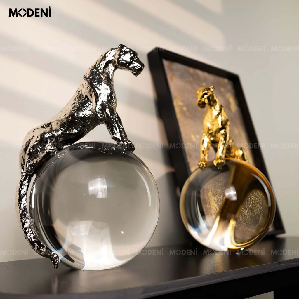 Tượng Trang Trí Cyra Silver – Tượng Báo Ôm Quả Cầu Pha Lê – Thiết Kế Mạ Bạc Nghệ Thuật, Decor Hiện Đại Cho Không Gian Sang Trọng