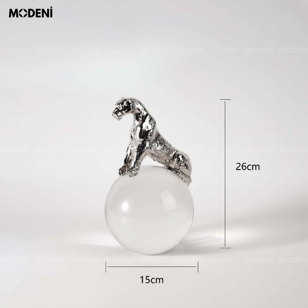 Tượng Trang Trí Cyra Silver – Tượng Báo Ôm Quả Cầu Pha Lê – Thiết Kế Mạ Bạc Nghệ Thuật, Decor Hiện Đại Cho Không Gian Sang Trọng