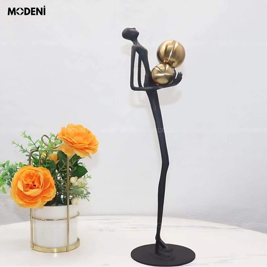 Tượng Trang Trí Oriem Nghệ Thuật Trừu Tượng – Hình Người Cầm Quả Cầu – Decor Bàn Hiện Đại Sang Trọng