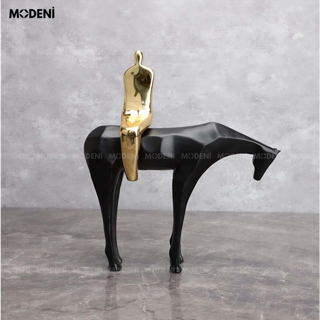 Tượng Trang Trí Nomad Nghệ Thuật – Hình Người Cưỡi Ngựa Mạ Vàng – Decor Kệ, Bàn Làm Việc Phong Cách Hiện Đại