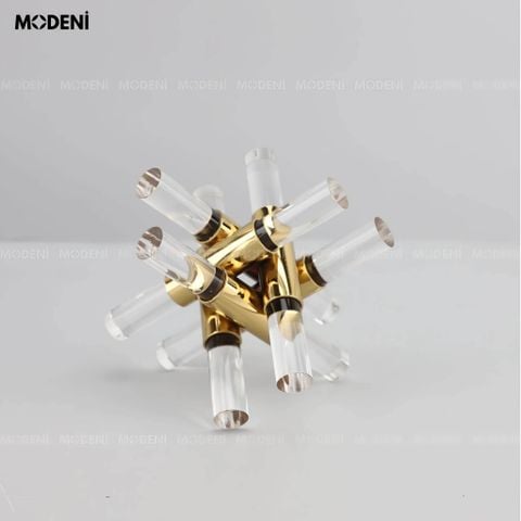 Tượng Polaris Crystal Orbit – hình khối pha lê phối hợp kim vàng nổi bật trên bàn console hiện đại.