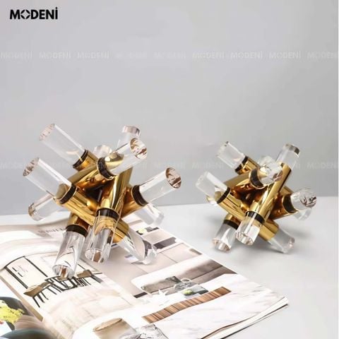 Tượng Polaris Crystal Orbit – hình khối pha lê phối hợp kim vàng nổi bật trên bàn console hiện đại.