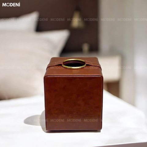 Hộp khăn giấy Carla Luxe da PU giả cổ cao cấp viền kim loại vàng sang trọng đặt trên bàn ăn.