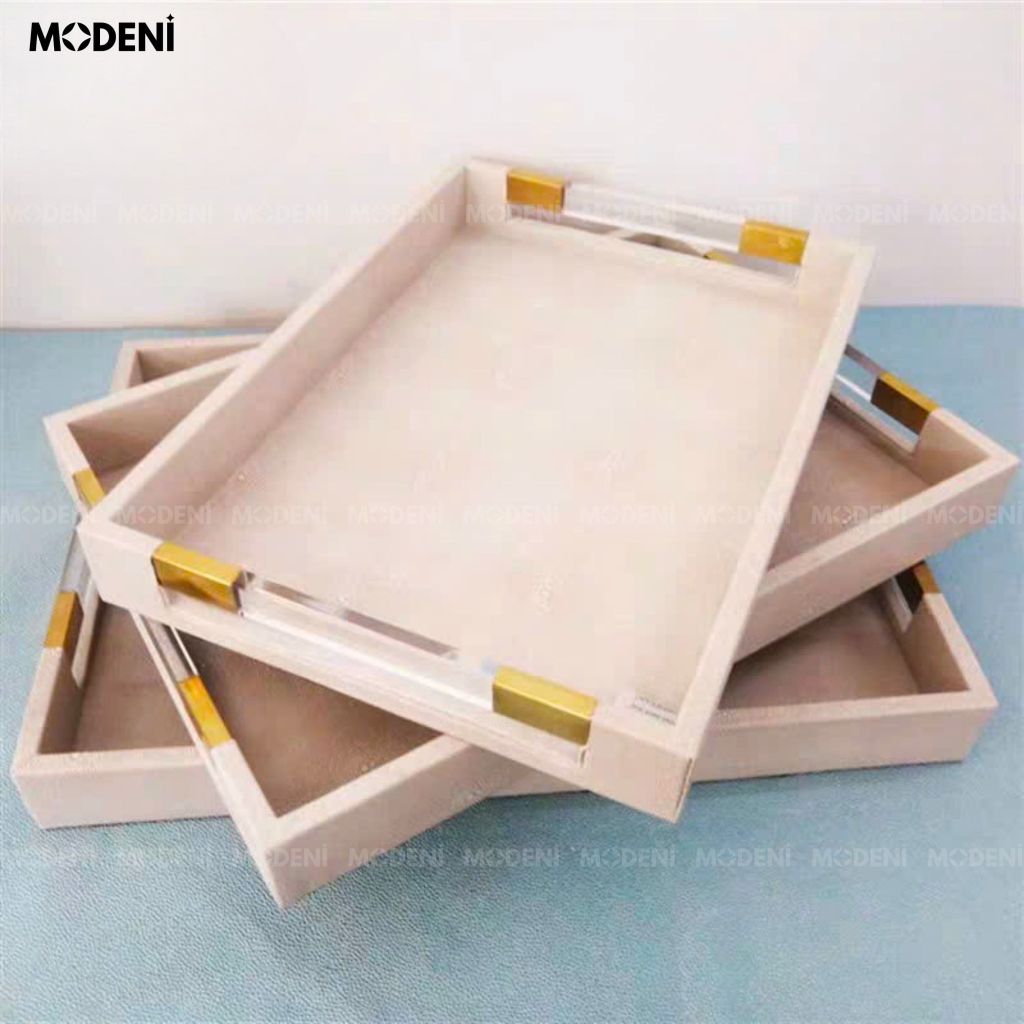 Khay Da Godiva Trắng Xám Cao Cấp – Tay Cầm Acrylic Vàng Kim Hiện Đại, Decor Bàn Trà Hiện Đại Sang Trọng