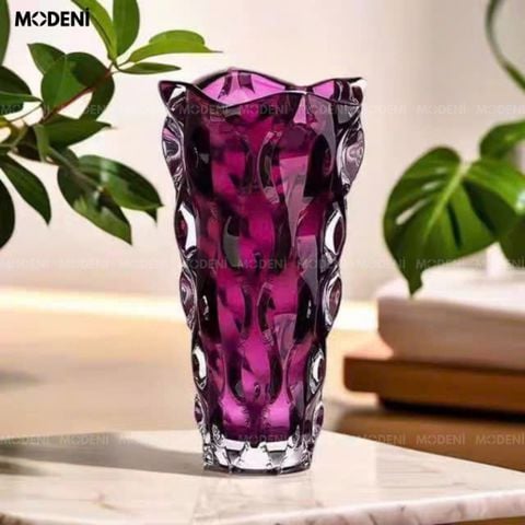 Bình Hoa Pha Lê Blush màu hồng tím nổi bật trên bàn sofa hiện đại