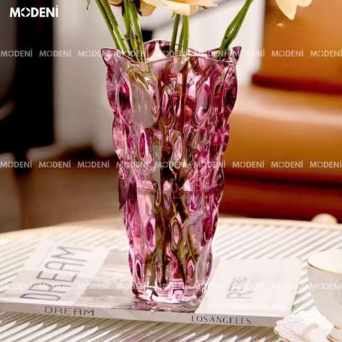 Bình Hoa Pha Lê Blush màu hồng tím nổi bật trên bàn sofa hiện đại