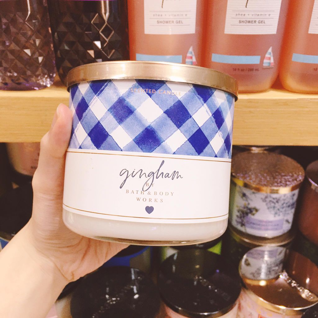 Nến thơm 3 bấc Bath & Body Works Gingham 411gNến thơm 3 bấc Bath & Body