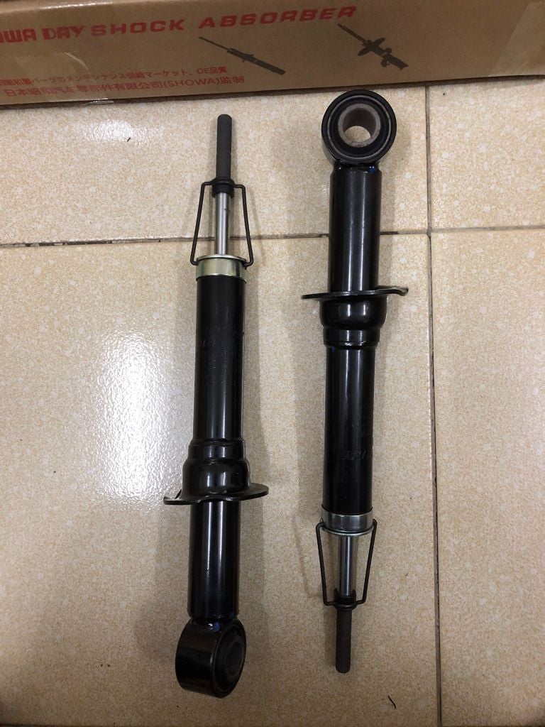 Giảm xóc sau Toyota Corolla Altis 1.6 và 1.8 đời 2002 - 2008. Hàng Showa Japan thay 1 đôi bảo hành 6 tháng. Mã 4853009420, 4853002180, 48530-09420, 48530-02180 RH = LH ( 1 cây )