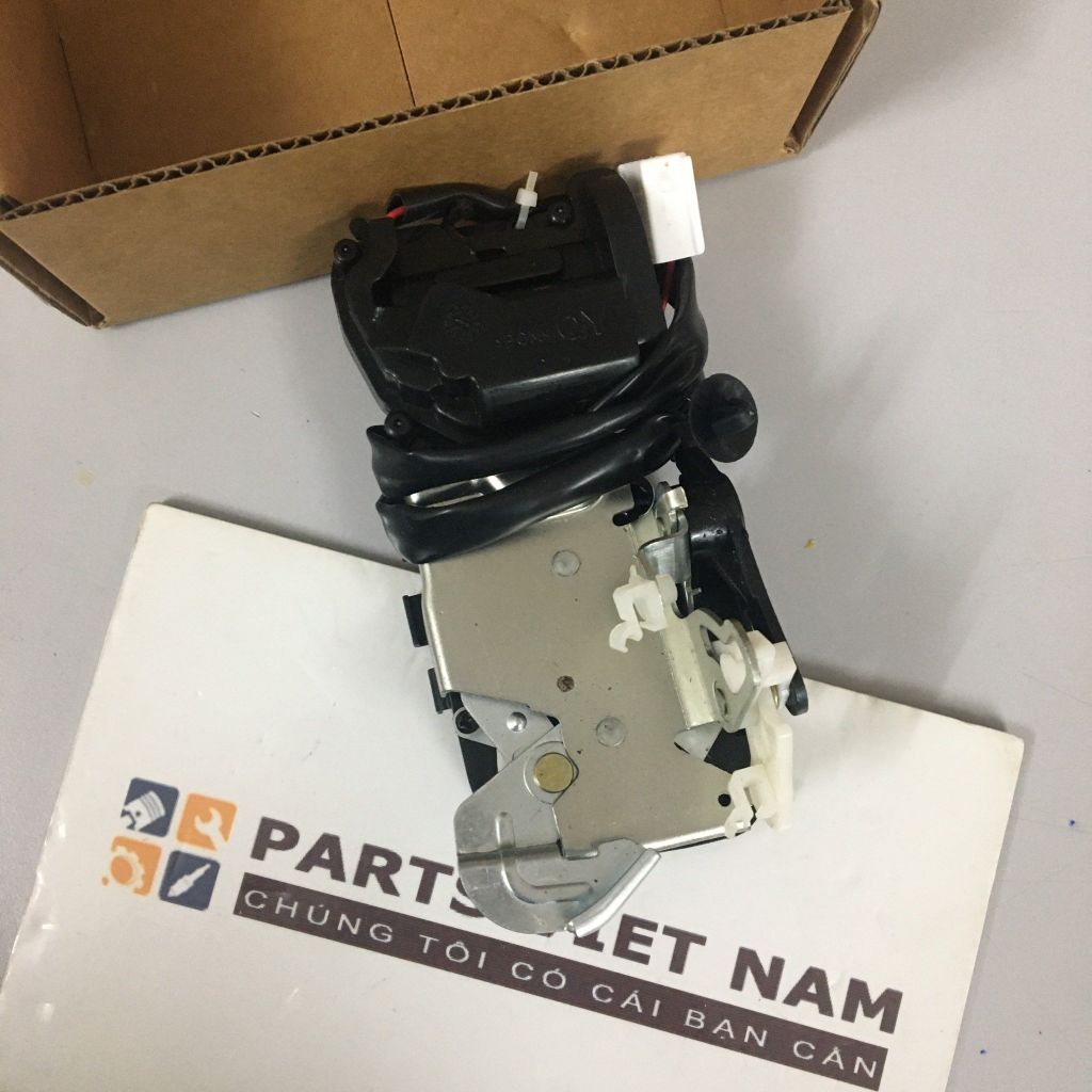 Ổ khoá ngậm cửa sau trái Mazda 323/Ford Laser 1.8 mã B25E73310