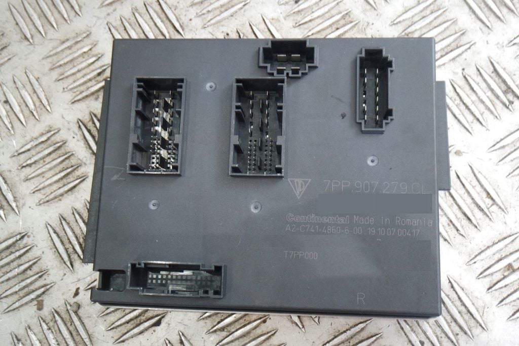Hộp cảm biến điện áp ắc quy Hybrid LS600 tháo xe 8989250010