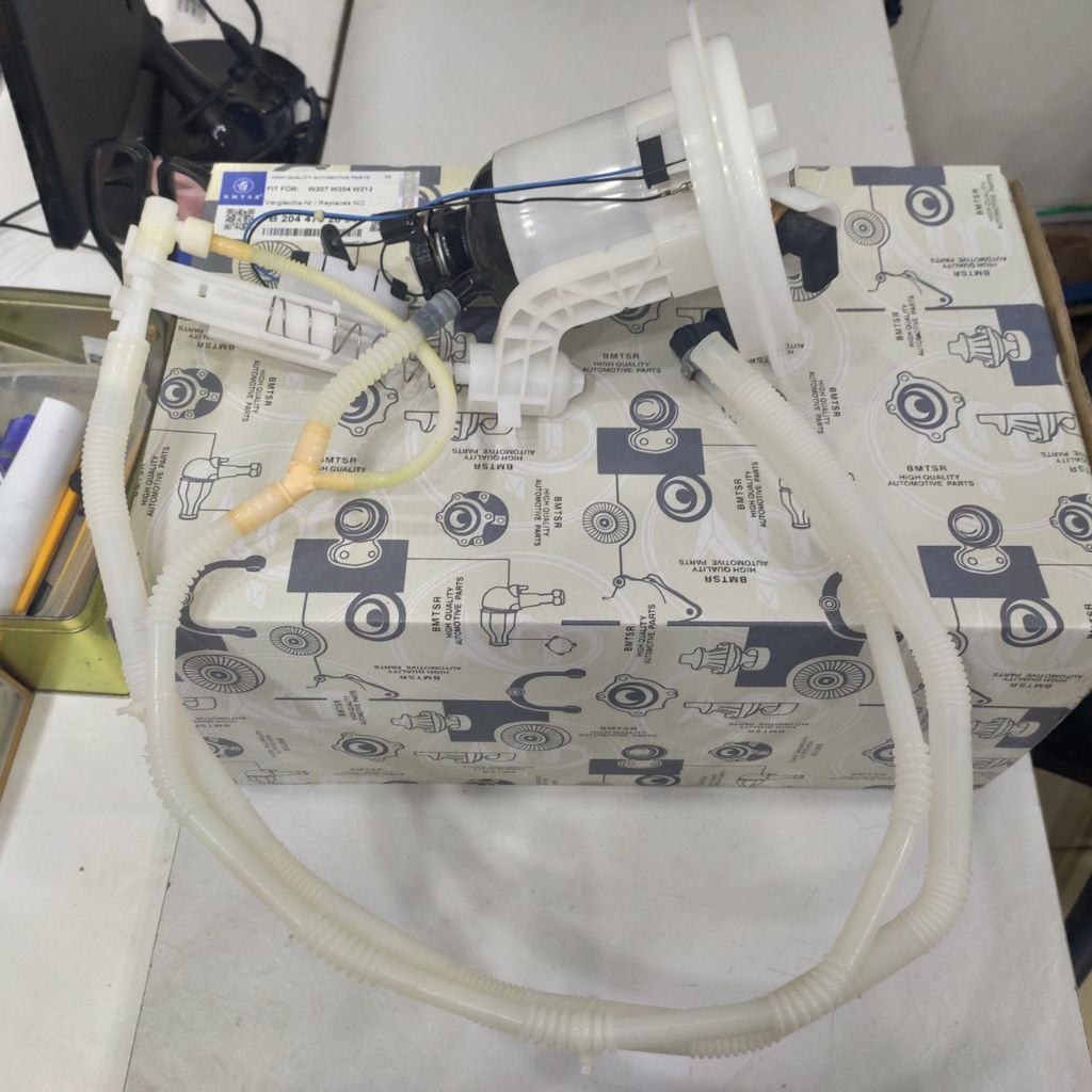 Cụm bơm xăng phụ, lọc xăng nguyên cụm trong bình xăng Mercedes-benz C-class C200 C250 W204, E-class E200 E250 E300 W212, X204 GLK300 GLK350 đời 2007 - 2016. Hàng Bmtsr. Động cơ M271, M272. Mã A2044702094