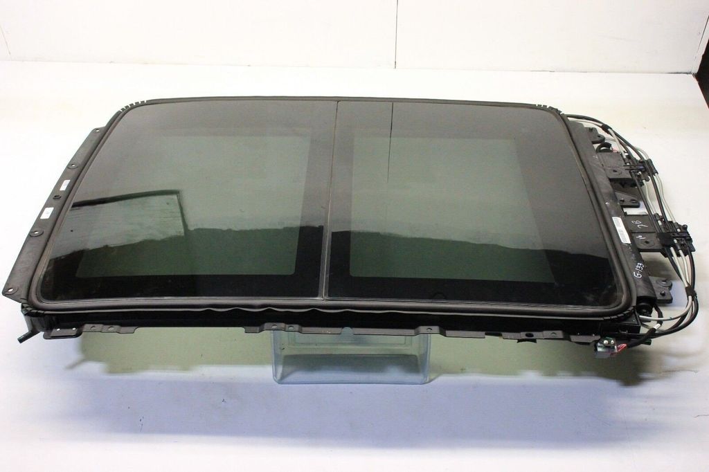 Cửa Sổ Trời Panoramic Màu Đen (Roof Sunroof Glass Panoramic Motor Shade Black) mới chính hãng Cadillac XT5 từ năm 2017 đến 2021 23394619 23315471 23315468 23373249 23373248 84144909.