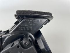 Mô tơ chia gió điều hòa Mercedes W205 2015 - 2021. Bên phụ tháo xe. Mã A2058300200, K11119A01.