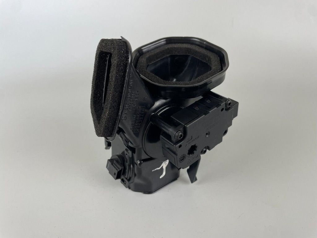 Mô tơ chia gió điều hòa Mercedes W205 2015 - 2021. Bên phụ tháo xe. Mã A2058300200, K11119A01.