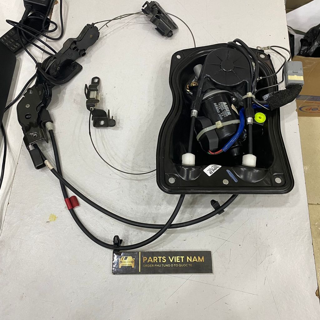 Cụm mô tơ cửa lùa phải Toyota Sienna 2004 - 2010. Hàng US tháo xe còn 90%. Mã 426605-10060, 42660510060, 163800-0082, 1638000082, 85620-08043, 8562008043, 85620-08041, 8562008041, 85620-08.