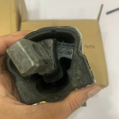 Cao su chân hộp số Mercedes W203, W203, W211, W212 M272, C180, C200, C230, C240, C250, C280, C300, CLK320, CLK350, E200, E250, E300, E350, E400. Hàng chính hãng. Mã A2122400418, A2202400218, A2202400518, A2202401818.