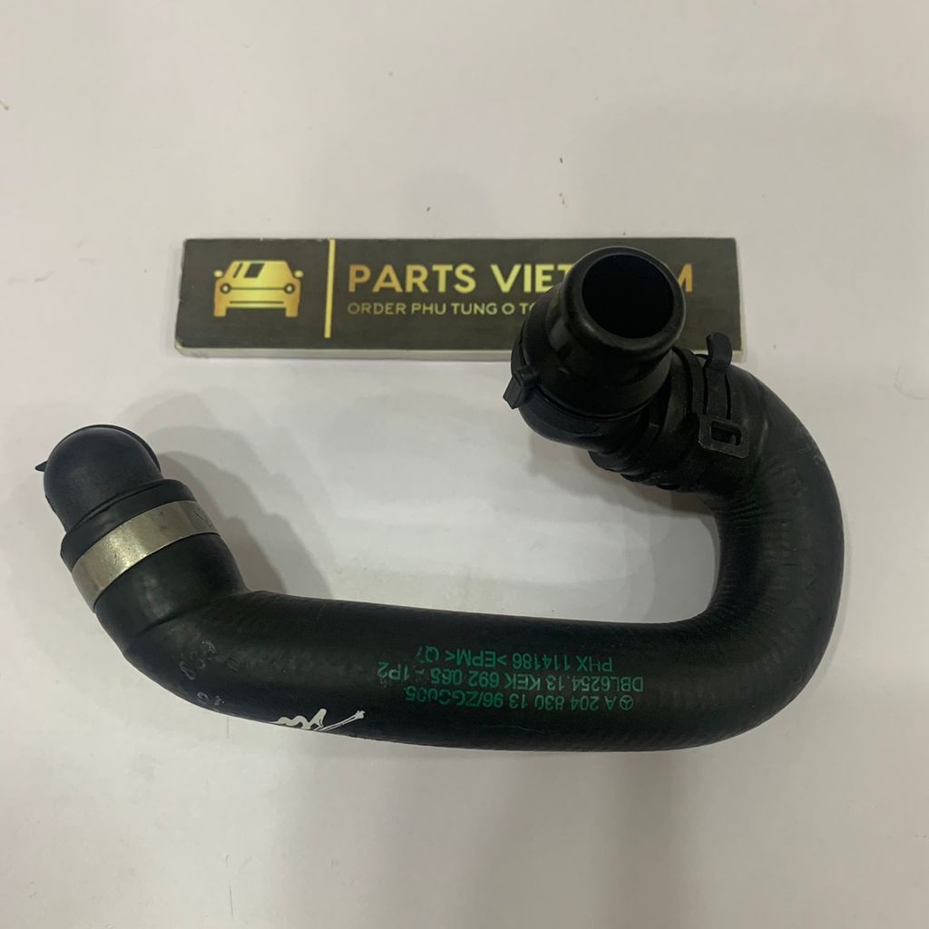 Ống dẫn nước dàn sưởi đường vào Mercedes W204 C200, C250, C300, W212, E200, E250, E300, E350 đời 2007 - 2015. Hàng Mer OEM. Mã A2048301396.