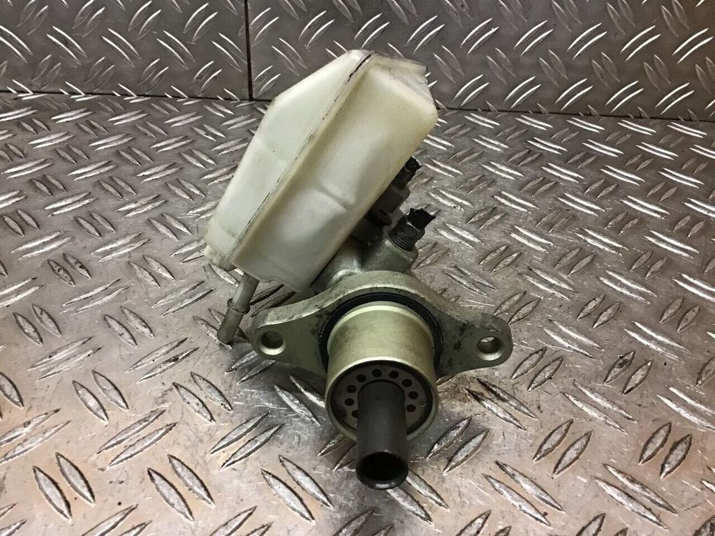 Tổng phanh Ford Focus 1.6 và 2.0 máy dầu xe nhập đời 2003 - 2006. Mã 03350886401, 03350886381, 03350886371
