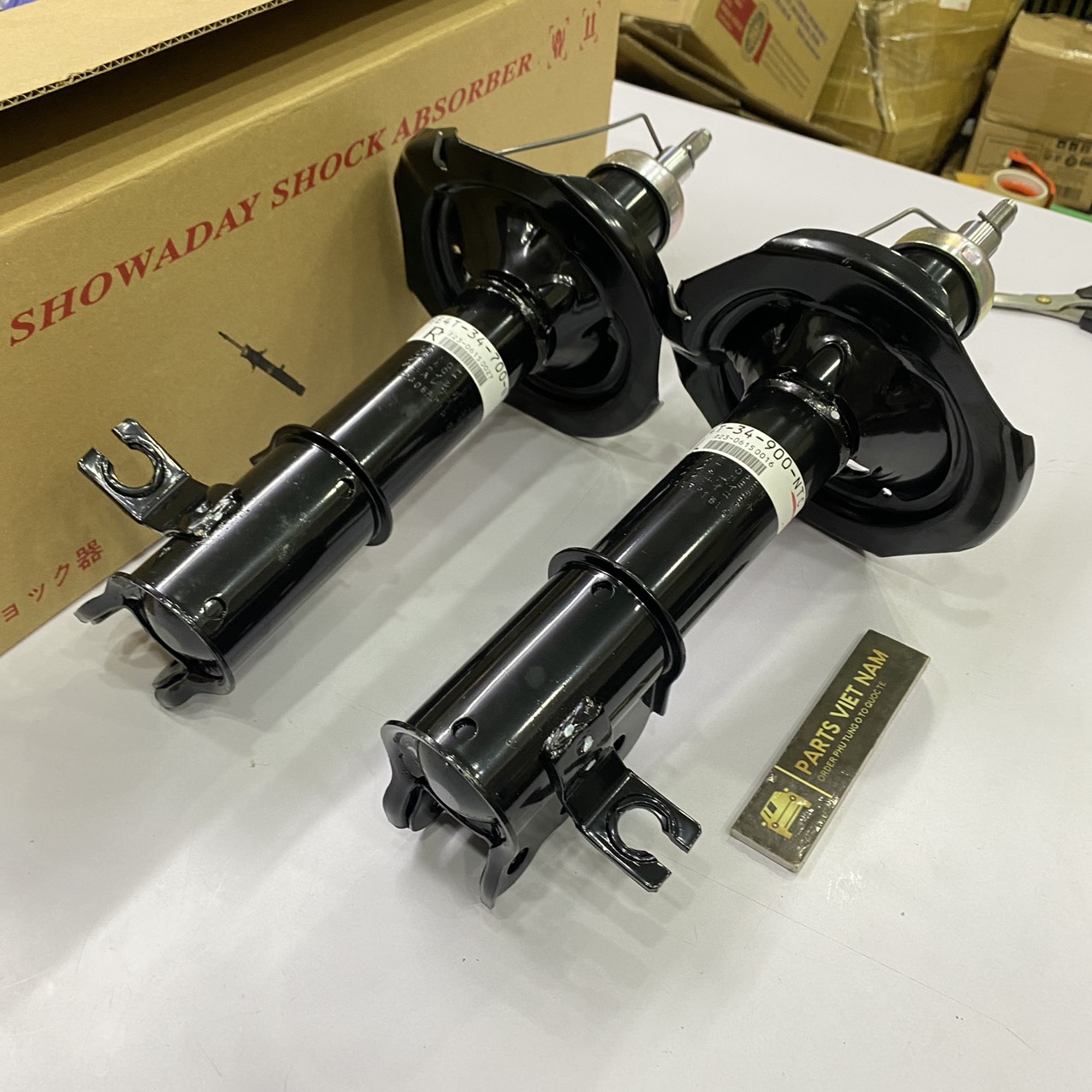 Giảm xóc trước Mazda 626 đời 2000 - 2005. Hàng Showa Japan. Mã