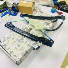 Compa lên kính cửa trước lái hoặc trái Mercedes W204, C200, C350, C300, C250, C180 2007 - 2014. Hàng BMTSR. Mã A2127201579