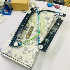Compa lên kính cửa trước lái hoặc trái Mercedes W204, C200, C350, C300, C250, C180 2007 - 2014. Hàng BMTSR. Mã A2127201579