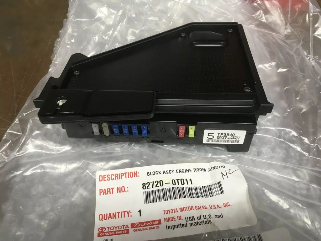 Hộp cầu trì ECU, quạt động cơ, đèn pha, kim phun Toyota Venza máy 3.5Q động cơ 2GR đời 2006 - 2012. Hàng xịn Toyota USA. Mã 82720-0T011, 82720-0T010,  827200T011, 827200T010
