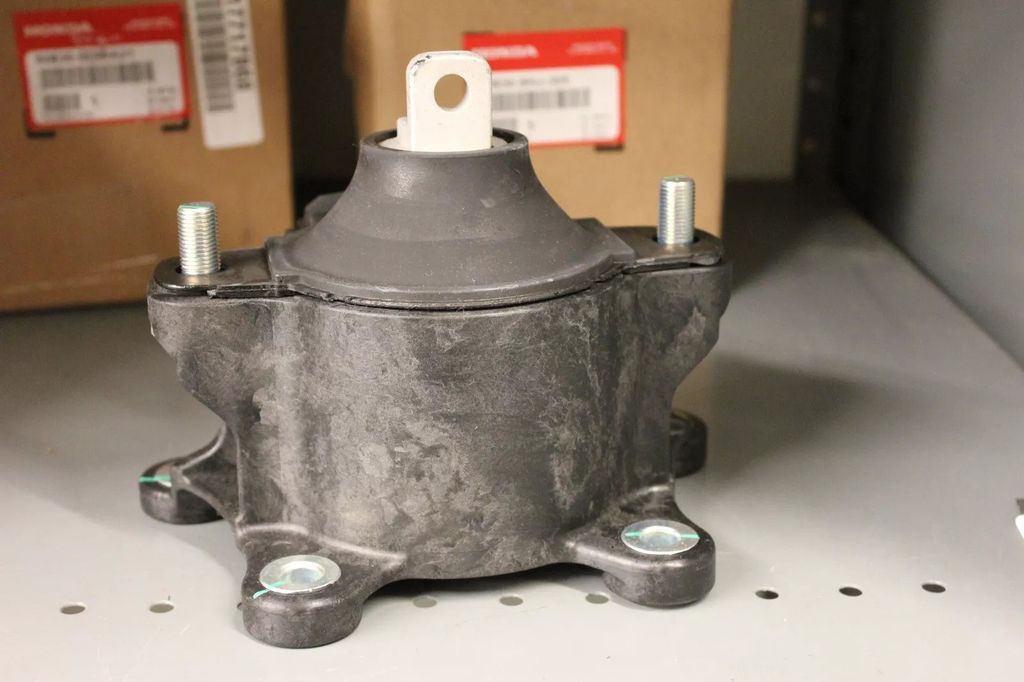 Chân đầu máy hoặc chân máy trước Honda Accrod 2.4  xe nhập Mỹ đời 2008 - 2015. Hàng xịn Honda. Mã 50830-TA0-A02, 50830TA0A02