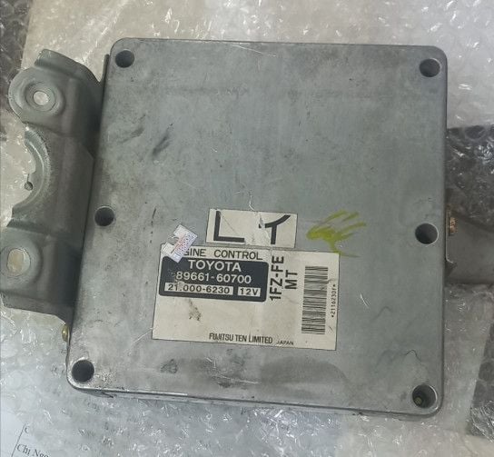 Hộp điều khiển động cơ ECU hay hộp đen Toyota Land Cruiser FZJ100, FZJ105 số sàn động cơ 1FZ đời 1998 - 2007. Hàng tháo xe nguyên zin còn 90% đặt hàng 5 - 7 ngày. Mã 89661-60700, 8966160700