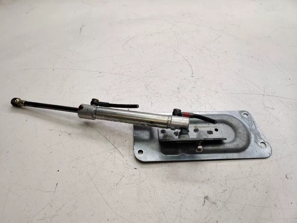 Chân giữ bơm nhiên liệu cho Mercedes W164 GL450, GL320, GL550, GL350 đời 2007 - 2012. Hàng tháo xe còn 90% đặt 3 - 5 ngày. Mã 1647400214
