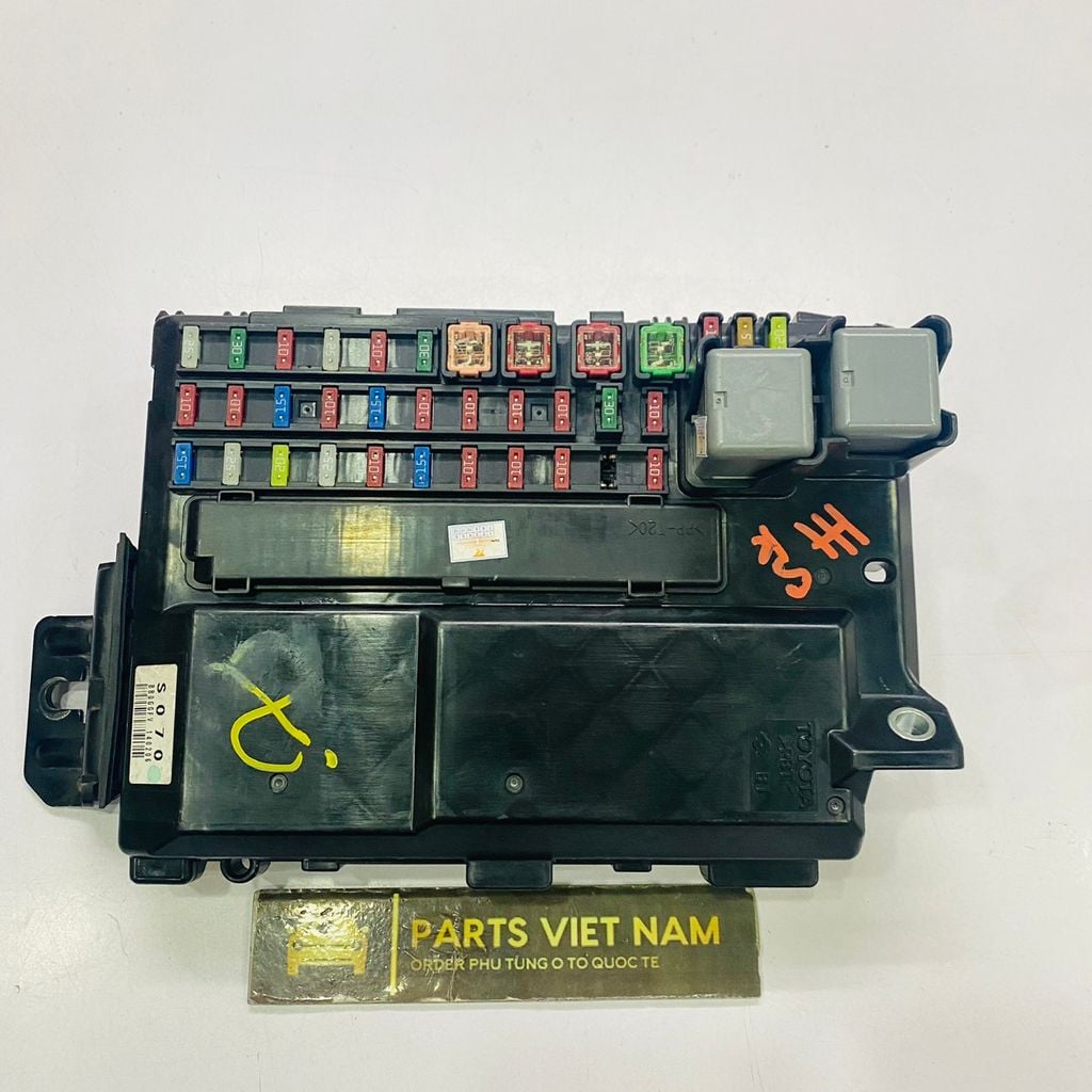 Hộp cầu chì Lexus LS460, LS460L, LS600h, LS600hL động cơ 1UR, 2UR đời 2006 - 2012. Hàng tháo xe nguyên zin còn 90% đặt 5 - 7 ngày. Mã 82720-50081, 8272050081