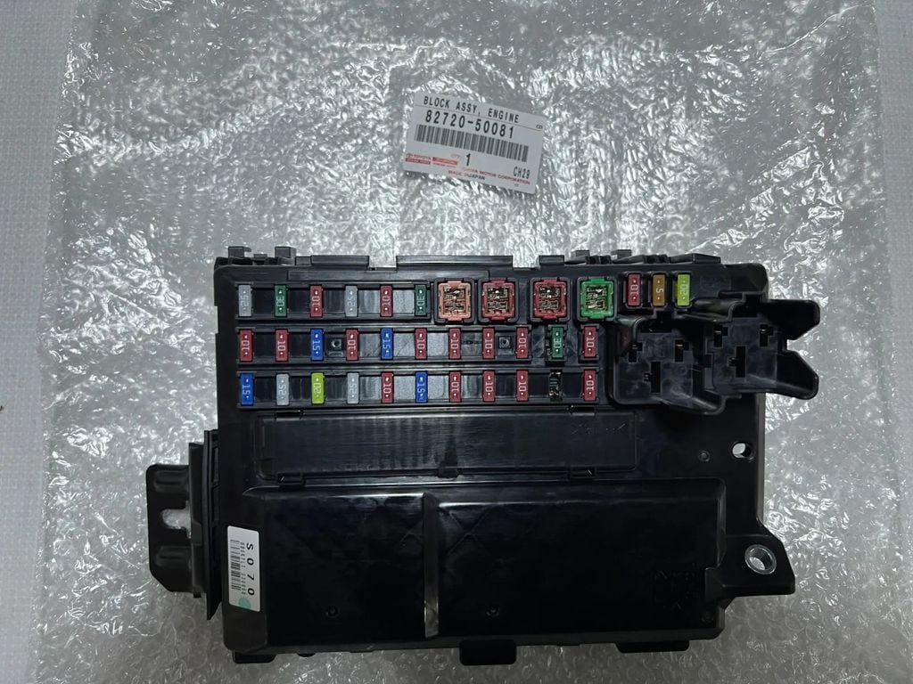Hộp cầu chì Lexus LS460, LS460L, LS600h, LS600hL động cơ 1UR, 2UR đời 2006 - 2012. Hàng chính hãng Leuxs đặt 12 - 15 ngày. Mã 82720-50081, 8272050081