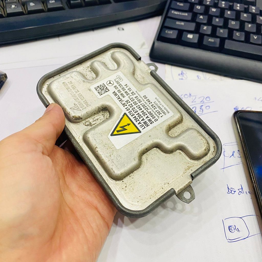 Ballast hoặc hộp điều khiển đèn pha W204, W251, R320, R350, R500 C180, C220, C230, C250, C300, C350, C250. Hàng xịn tháo xe bảo hành lắp 7 ngày. Mã A2044420003, A2048700226, A2048700126, A2048203285, A204870012680