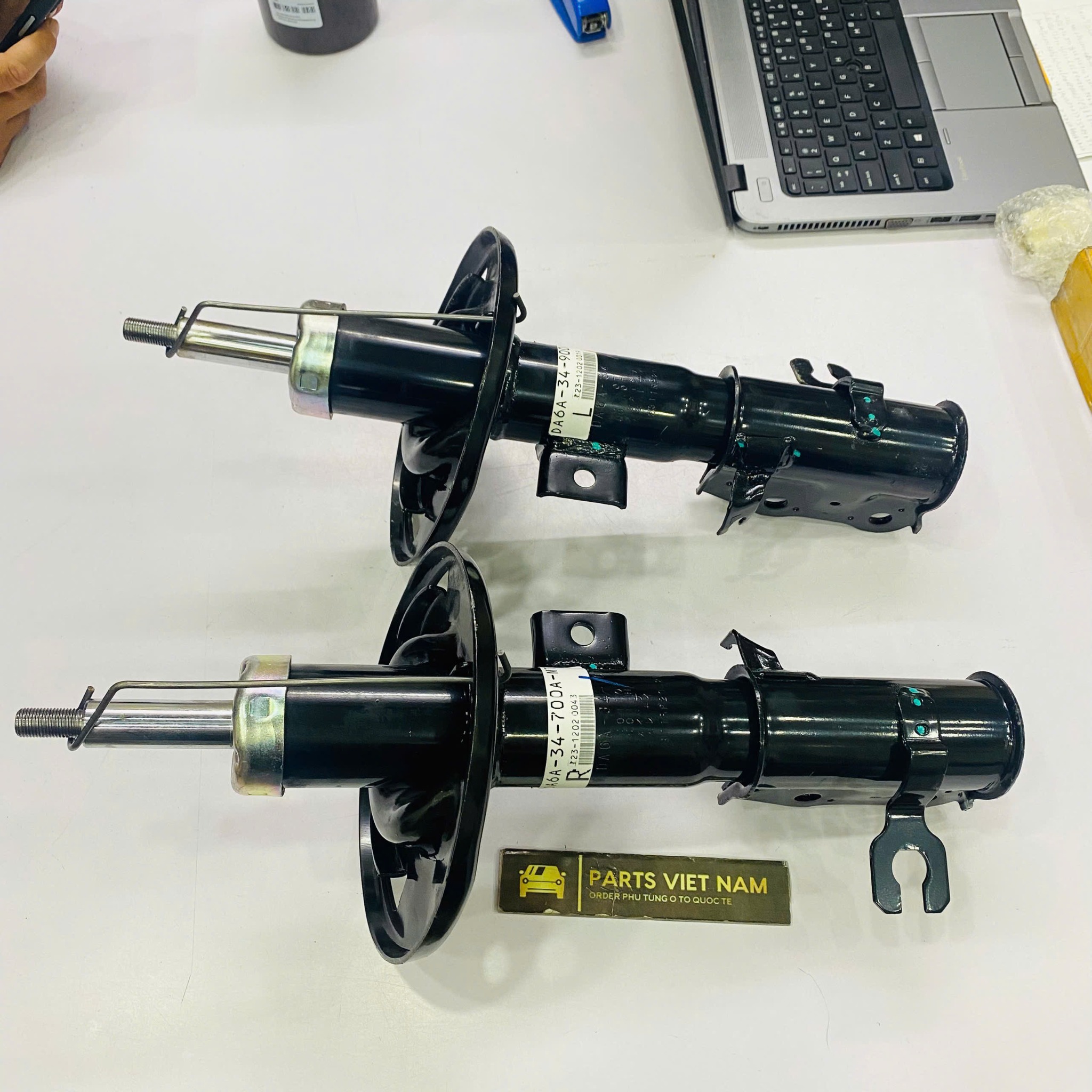 Giảm xóc hay phuộc trước Mazda 2 đời 2015 - 2022. Hàng Showa Japan