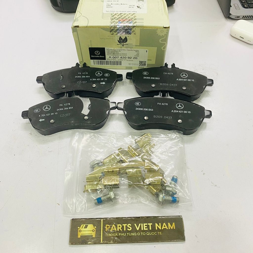 Má phanh hay bố thắng trước Mercedes W204, W212 hàng cao cấp bảo hành không mạt khôn zít. Mã A0074209220, A004200305, A0054201520, A0064207120