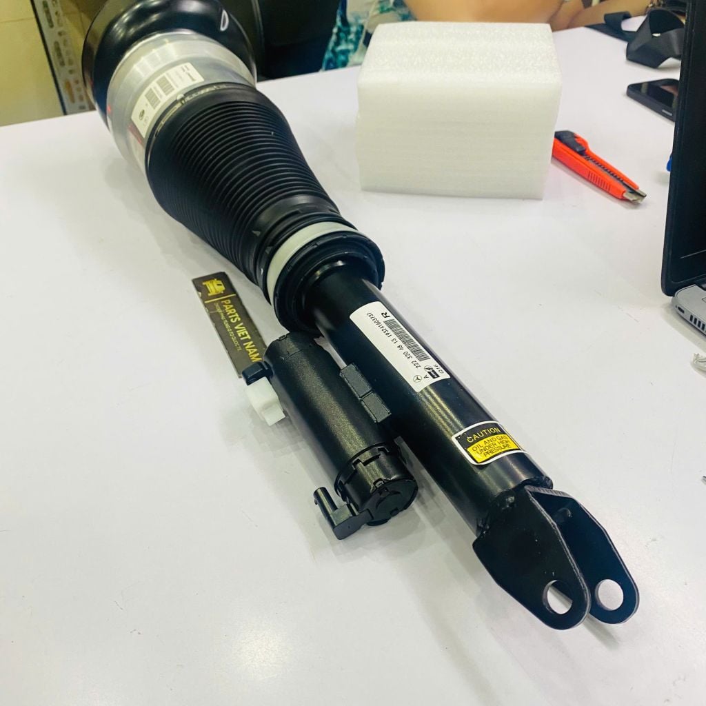 Giảm xóc hay phuộc trước Mercedes W222 S400, S450, S500, S600, S65 đời 2013 - 2020. Hàng Mer China thay 1 đôi bảo hành 6 tháng. Đặt hàng 5 - 7 ngày. Mã A2223204713, A2223200113, A2223204813, A2223200213 ( 1 cây )