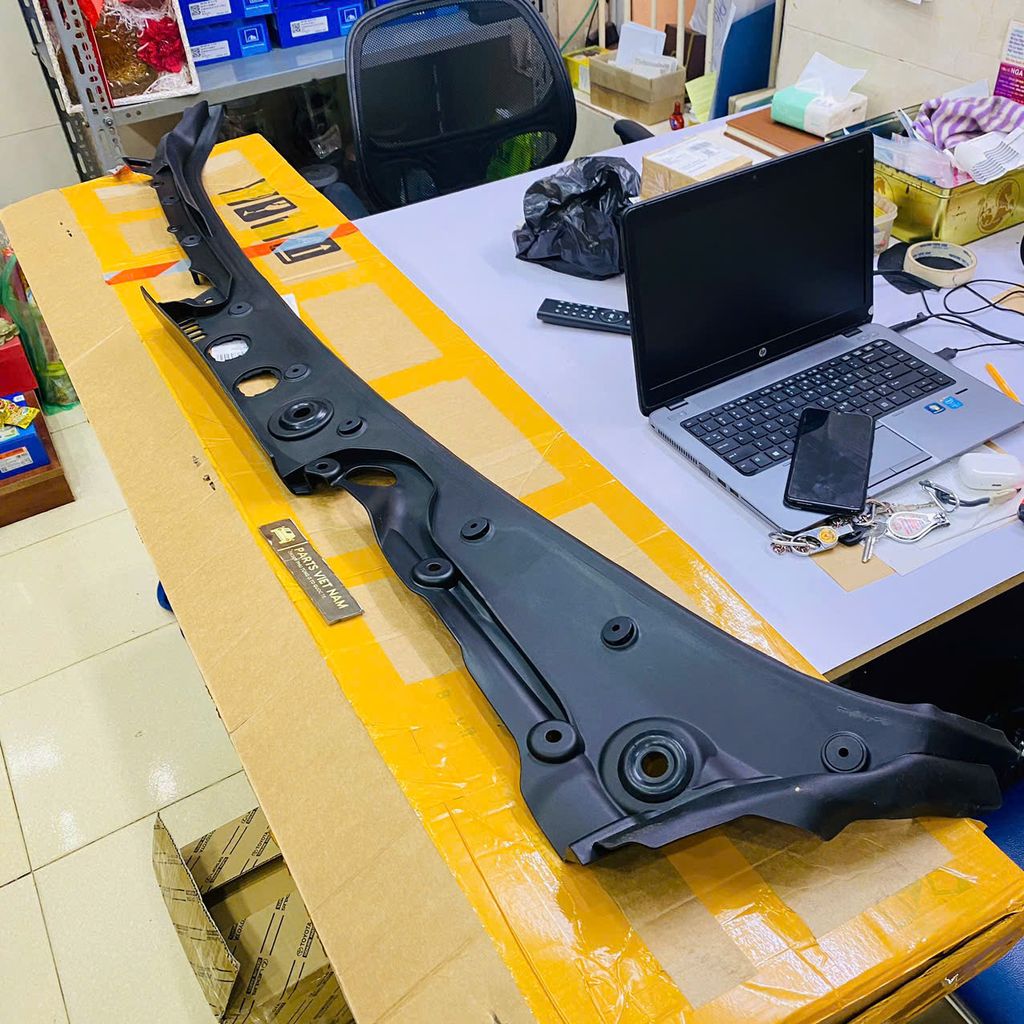 Ốp chân kính chắn gió BMW 520i, 528i, 535d, 535i, 550i, M5 F18 F10 F18 F11 đời 2010 - 2015. Hàng cao cấp đặt hàng 6 - 8 ngày. Mã 51717203124