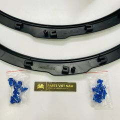 Ốp hay nẹp cua lốp ốp tai xe Range Rover Evoque 2012-2021. Bản Mỹ có lỗ cảm biến va trạm. Mã LR044278 RH, LR027249, LR036052, LR040245, LR044280 LH, LR027250, LR036054, LR040246 ( 1 cái )