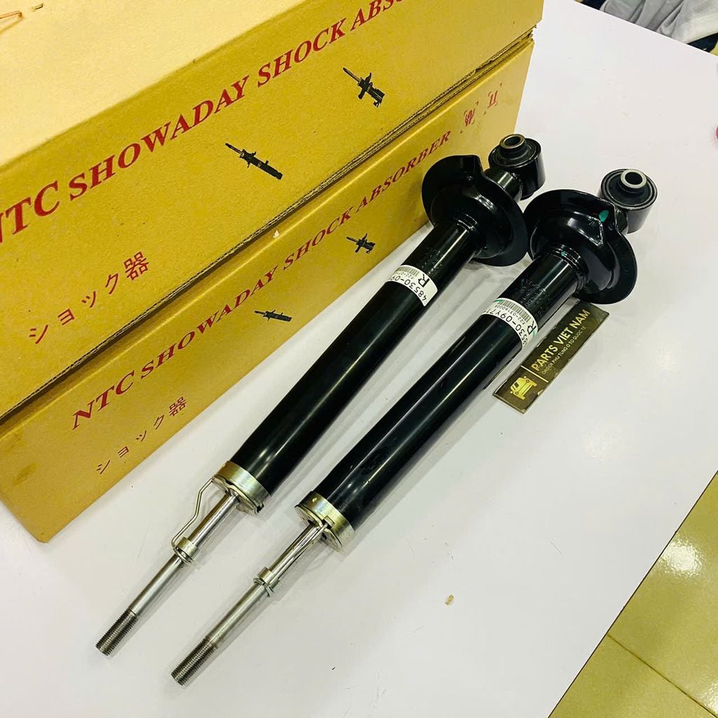 Giảm xóc sau hay phuộc sau Lexus GS300, GS350, GS430, GS460 đời 2005 - 2011.  Hàng Showa Japan thay 1 đôi bảo hành 6 tháng. Mã 4853080467, 48530-80467 ( RH = LH ) ( 1 cây )