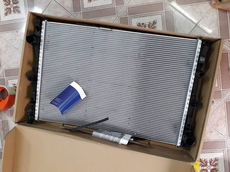 Két nước làm mát động cơ Mercedes W205 C200, C250, C300, C350, C63 AMG đời 2014 - 2022. Hàng Berh bảo hành 6 tháng. Mã A0995002203