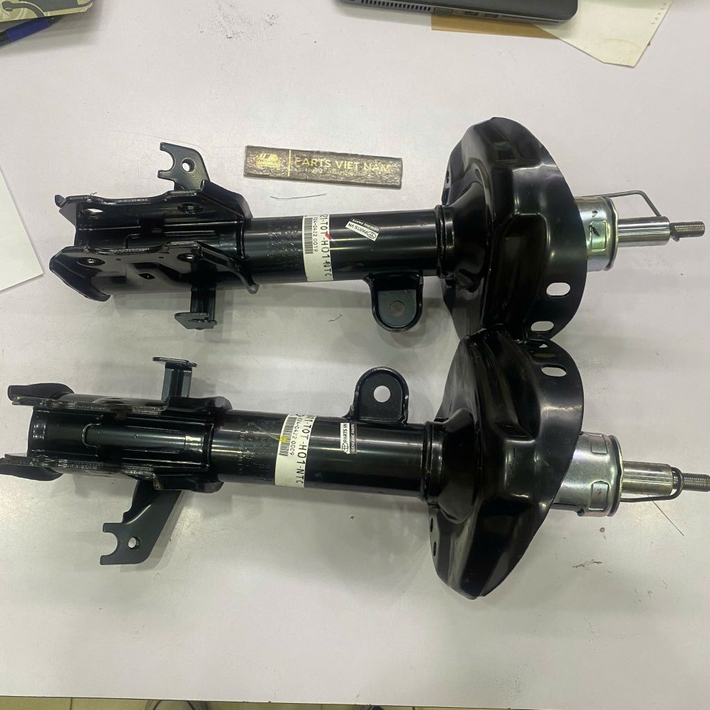 Giảm xóc trước hay phuộc trước Honda CRV 2.0 và 2.4 đời 2015 - 2019. Hàng Showa Japan thay 1 đôi bảo hành 6 tháng. Mã 51611-TFA-T02, 51621-TFA-T02 ( 1 cây )