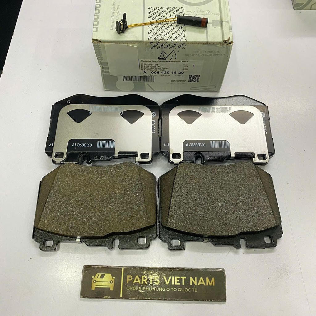 Má phanh hay bố thắng trước W205 C300, C450, C200, C250, C400, W213 E200, E250, E220, E300, E350, E400, W253 GLC200, GLC250, GLC220, GLC300 đời 2014 - 2024. Hàng cao cấp liền  cảm biến. Mã A0084201820