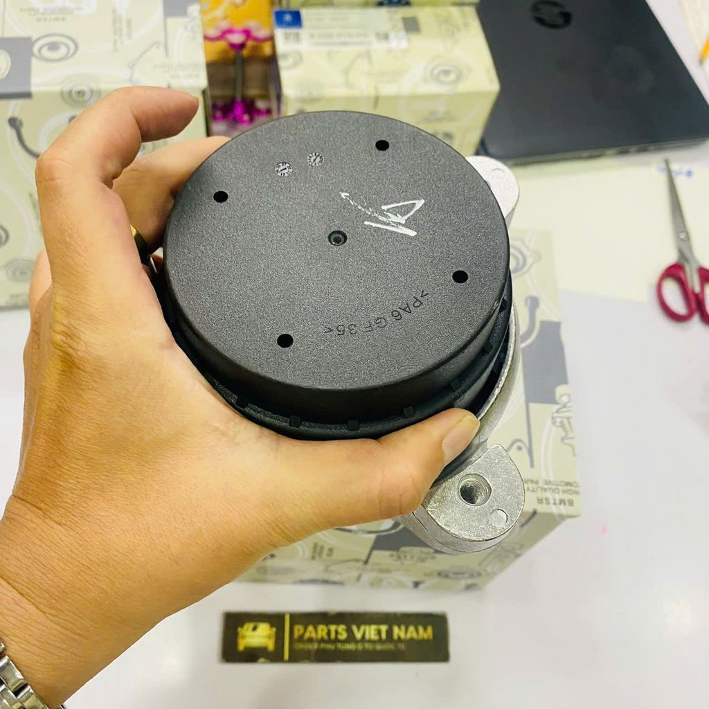 Cao su chân máy bên trái BMW F10, F11 520i, 530i, 535i, 535i, F12, F13, F06 640i, F01, F02, F03, F04 730i, 740Li, 740i động cơ N54, N55, N52, N20. Hàng Bmtsr đời 2009 - 2017. Mã 22116777365, 22116793679, 6777365